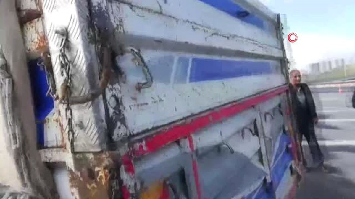 Durdurulan Kamyonun Kasasından 33 Kaçak Göçmen Çıktı
