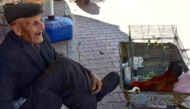 Kulakları Duymayan 90'lık Dededen 'Satışlar Nasıl' Sorusuna Yanıt: Evlencem Daha Yahu!