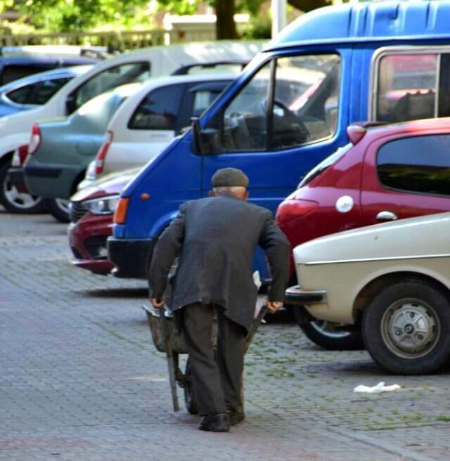 Kulakları Duymayan 90'lık Dededen 'Satışlar Nasıl' Sorusuna Yanıt: Evlencem Daha Yahu!