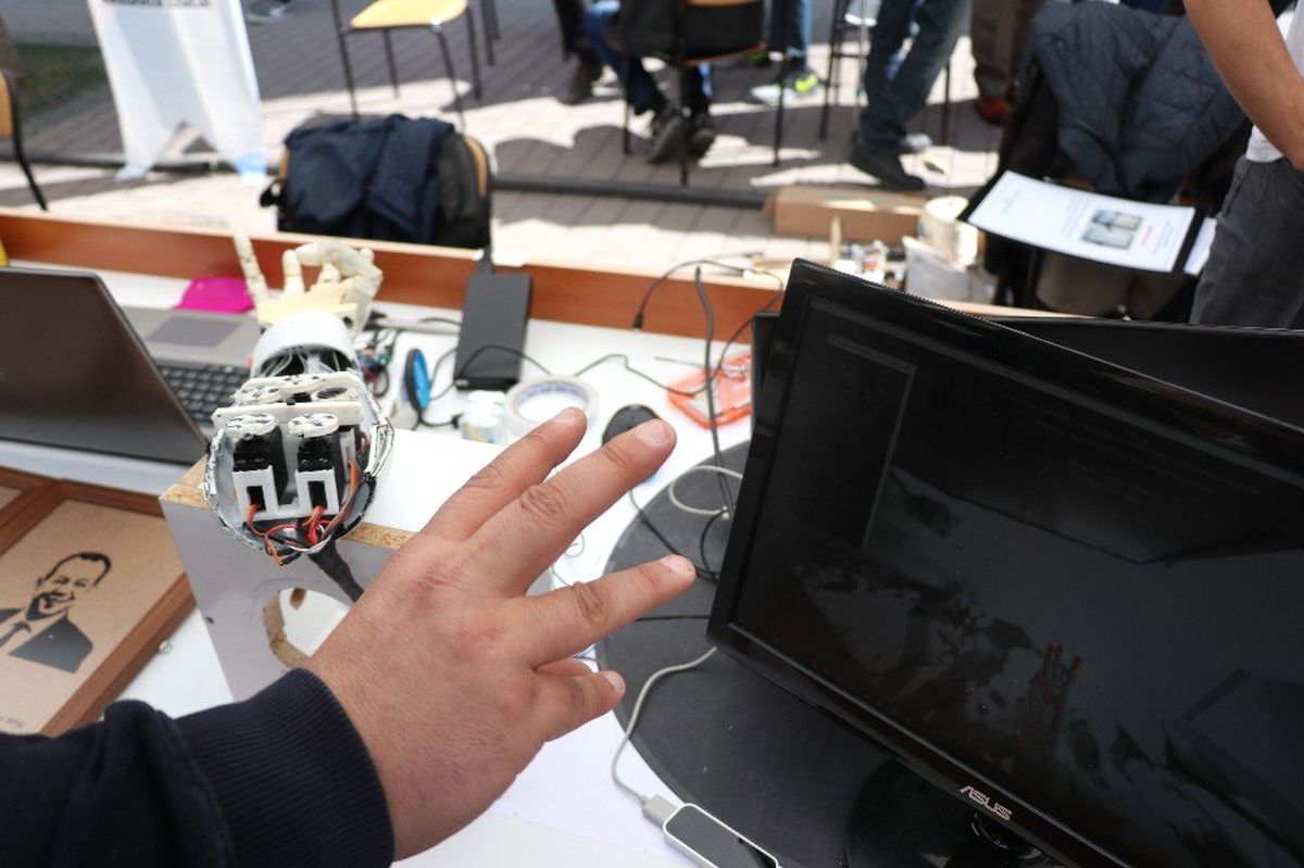 Lise Öğrencileri Fizik Tedavi ve Bomba İmhada Kullanılabilecek Robot Kol Tasarladı