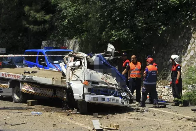 Muğla'da Çekici Uçuruma Yuvarlandı: 2 Ölü, 1 Yaralı Muğla'da Çekici Uçuruma Yuvarlandı: 2 Ölü, 1 Yaralı