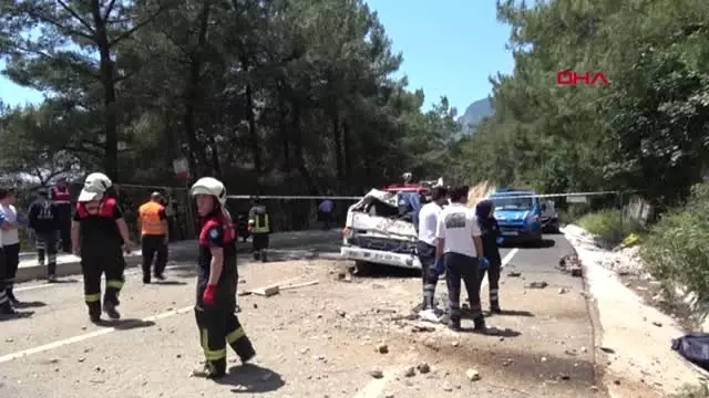 Muğla Sakar Geçidi'nde Çekici Uçuruma Yuvarlandı 2 Ölü 1 Yaralı Muğla Sakar Geçidi'nde Çekici Uçuruma Yuvarlandı 2 Ölü 1 Yaralı