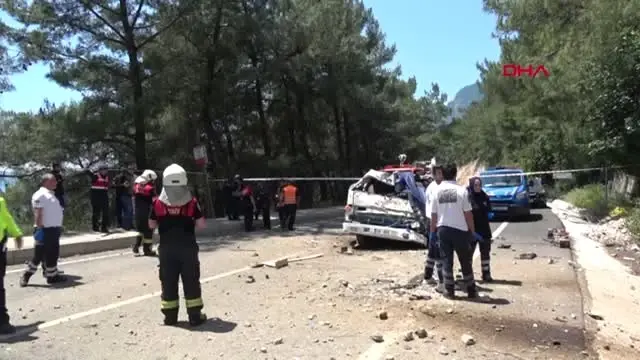 Muğla Sakar Geçidi'nde Çekici Uçuruma Yuvarlandı 2 Ölü 1 Yaralı Muğla Sakar Geçidi'nde Çekici Uçuruma Yuvarlandı 2 Ölü 1 Yaralı