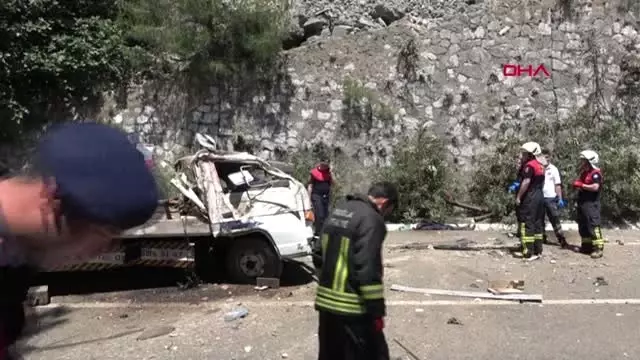 Muğla Sakar Geçidi'nde Çekici Uçuruma Yuvarlandı 2 Ölü 1 Yaralı Muğla Sakar Geçidi'nde Çekici Uçuruma Yuvarlandı 2 Ölü 1 Yaralı