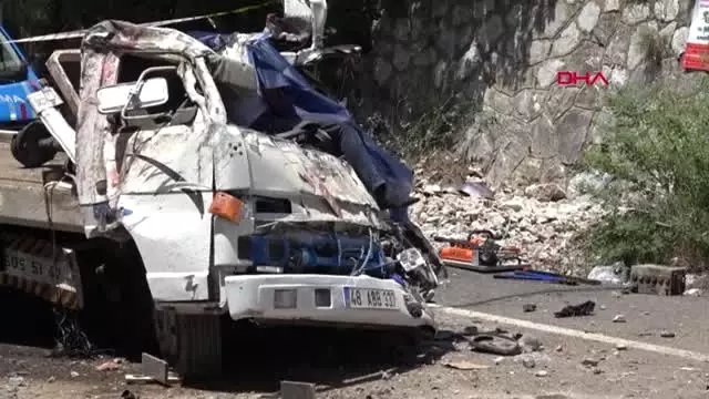 Muğla Sakar Geçidi'nde Çekici Uçuruma Yuvarlandı 2 Ölü 1 Yaralı Muğla Sakar Geçidi'nde Çekici Uçuruma Yuvarlandı 2 Ölü 1 Yaralı