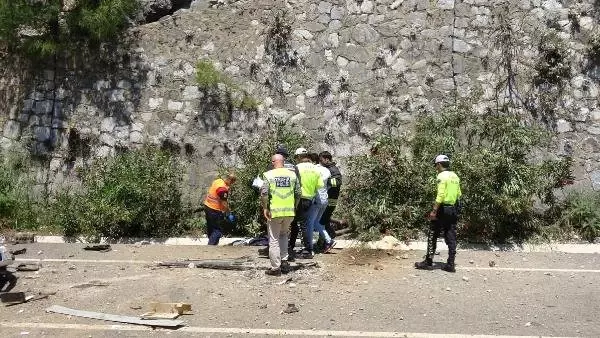 Sakar Geçidi'nde Çekici Uçuruma Yuvarlandı: 2 Ölü 1 Yaralı Sakar Geçidi'nde Çekici Uçuruma Yuvarlandı: 2 Ölü 1 Yaralı