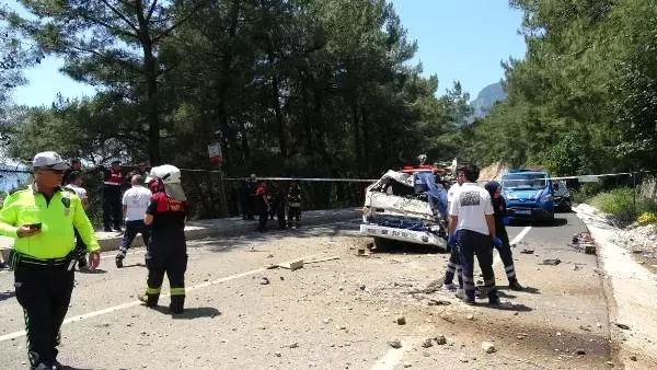 Sakar Geçidi'nde Çekici Uçuruma Yuvarlandı: 2 Ölü 1 Yaralı Sakar Geçidi'nde Çekici Uçuruma Yuvarlandı: 2 Ölü 1 Yaralı