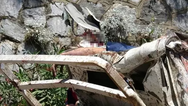 Sakar Geçidi'nde Çekici Uçuruma Yuvarlandı: 2 Ölü 1 Yaralı Sakar Geçidi'nde Çekici Uçuruma Yuvarlandı: 2 Ölü 1 Yaralı