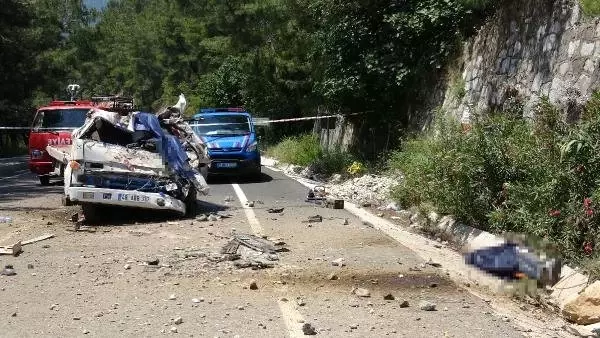 Sakar Geçidi'nde Çekici Uçuruma Yuvarlandı: 2 Ölü 1 Yaralı Sakar Geçidi'nde Çekici Uçuruma Yuvarlandı: 2 Ölü 1 Yaralı