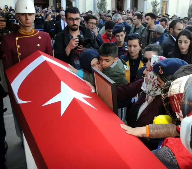 Şehit Altunkaş Son Yolculuğuna Uğurlandı Şehit Altunkaş Son Yolculuğuna Uğurlandı