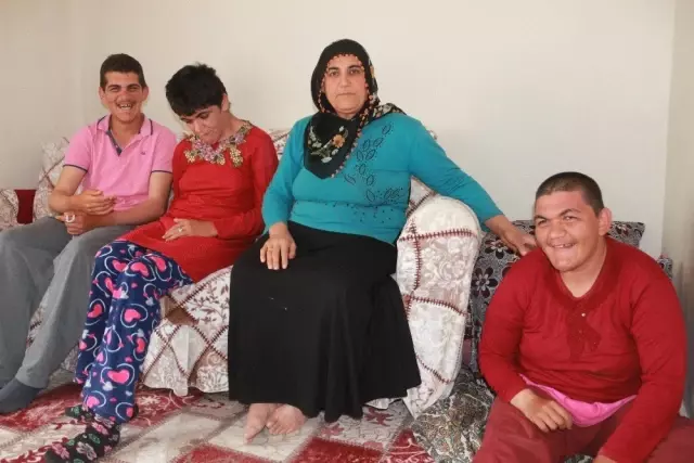 Üç Engelli Çocuğuna Hem Annelik Hem de Babalık Yapıyor