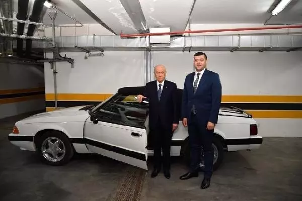 Bahçeli, Eski Model Otomobilini Kayseri Milletvekili Ersoy'a Hediye Etti