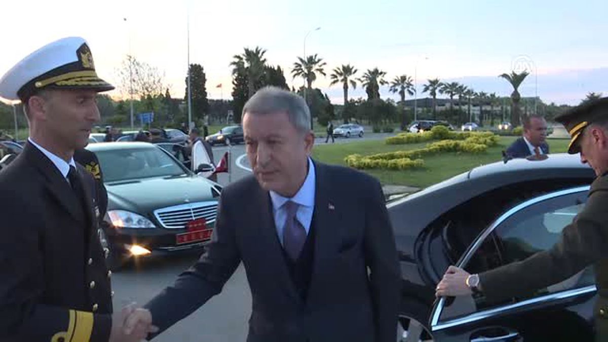 Bakan Akar, Deniz Harp Okulunda Öğrencilerle İftar Yaptı
