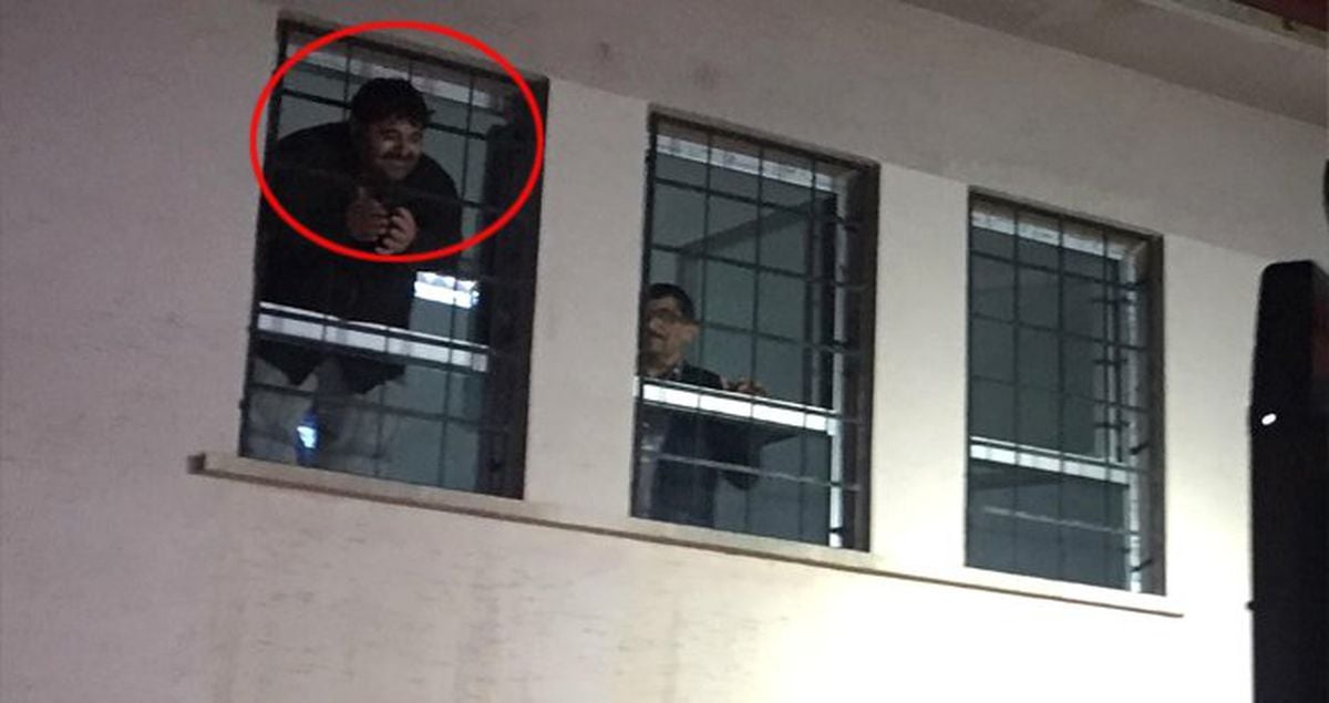 Başı Demir Korkuluklara Sıkışan Talihsiz Adamı İtfaiye Kurtardı