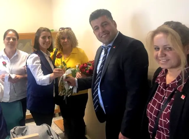 Başkan Çakmak'dan Hemşirelere Karanfil