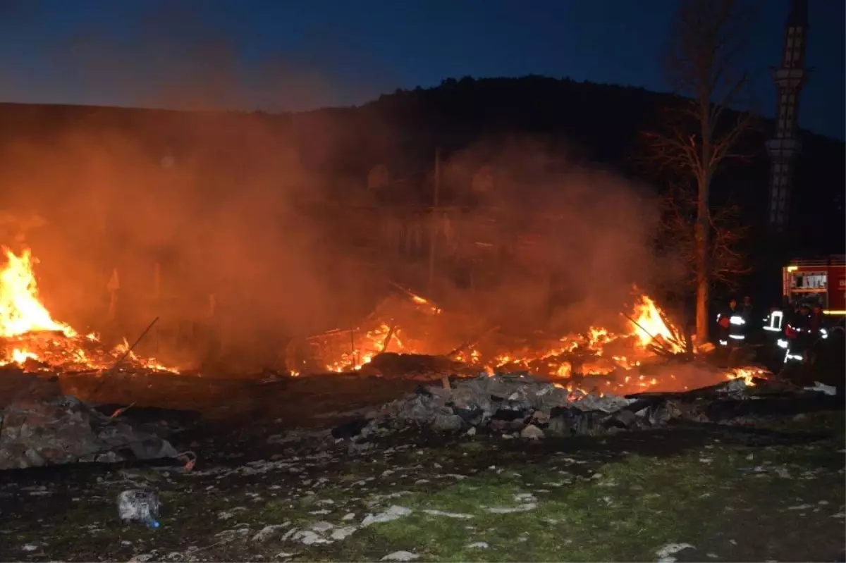 Çorum'da 8 Ev, 1 Ahır, 1 Ambar Kül Oldu