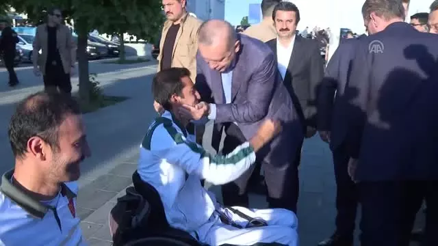Cumhurbaşkanı Erdoğan Beyoğlu'nda Nostaljik Tramvaya Bindi Cumhurbaşkanı Erdoğan Beyoğlu'nda Nostaljik Tramvaya Bindi