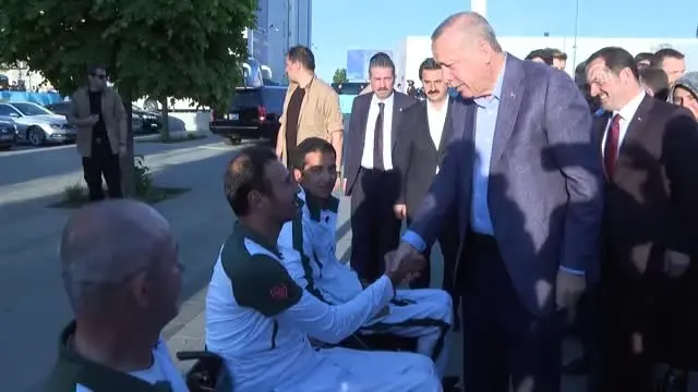 Cumhurbaşkanı Erdoğan Beyoğlu'nda Nostaljik Tramvaya Bindi Cumhurbaşkanı Erdoğan Beyoğlu'nda Nostaljik Tramvaya Bindi