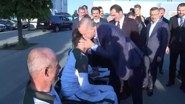 Cumhurbaşkanı Erdoğan Beyoğlu'nda Nostaljik Tramvaya Bindi Cumhurbaşkanı Erdoğan Beyoğlu'nda Nostaljik Tramvaya Bindi