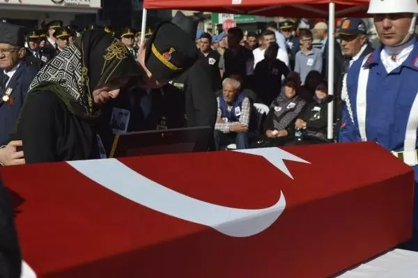 Dereye Düşerek Şehit Olan Uzman Çavuş Toprağa Verildi Dereye Düşerek Şehit Olan Uzman Çavuş Toprağa Verildi