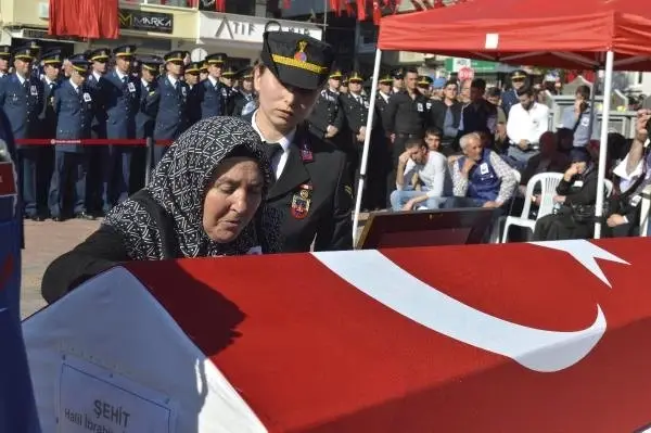 Dereye Düşerek Şehit Olan Uzman Çavuş Toprağa Verildi Dereye Düşerek Şehit Olan Uzman Çavuş Toprağa Verildi