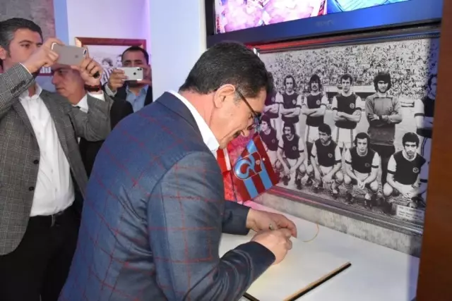 Ekrem Çelebi Trabzonspor Anı Defterini İmzaladı Ekrem Çelebi Trabzonspor Anı Defterini İmzaladı