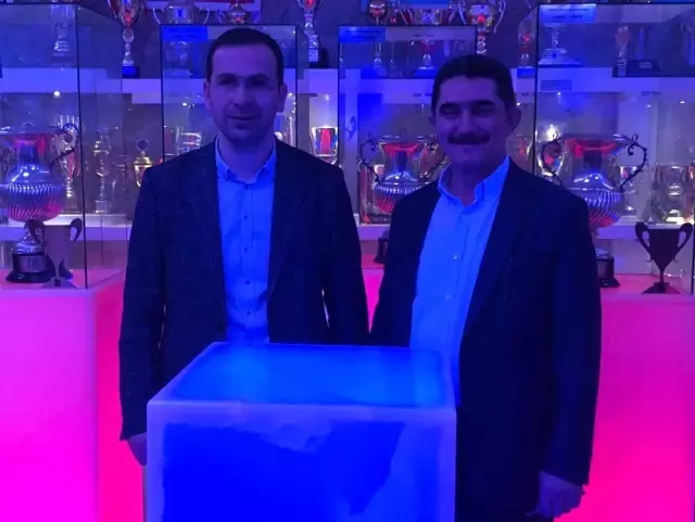 Ekrem Çelebi Trabzonspor Anı Defterini İmzaladı Ekrem Çelebi Trabzonspor Anı Defterini İmzaladı