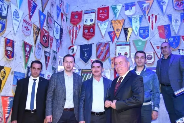 Ekrem Çelebi Trabzonspor Anı Defterini İmzaladı Ekrem Çelebi Trabzonspor Anı Defterini İmzaladı