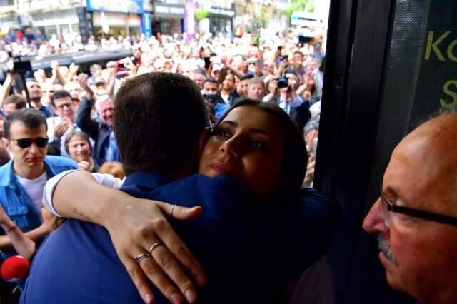 Erdoğan'ın Kanseri Yendiği İçin Örnek Gösterdiği Göknur Damat, İmamoğlu'na Destek Verdiği İçin Bıçaklandı