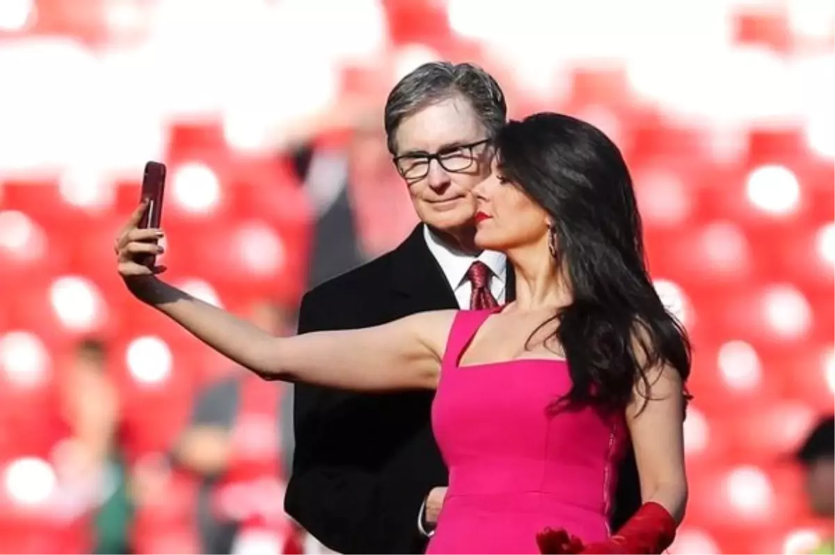Liverpool'un First Lady'si Pembe Elbisesiyle Sahada Top Koşturdu