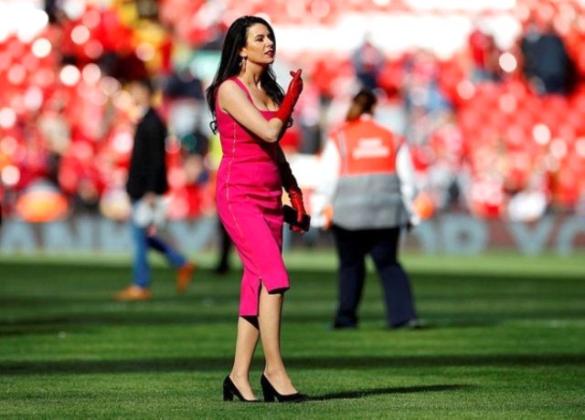 Liverpool'un First Lady'si Pembe Elbisesiyle Alanda Top Koşturdu
