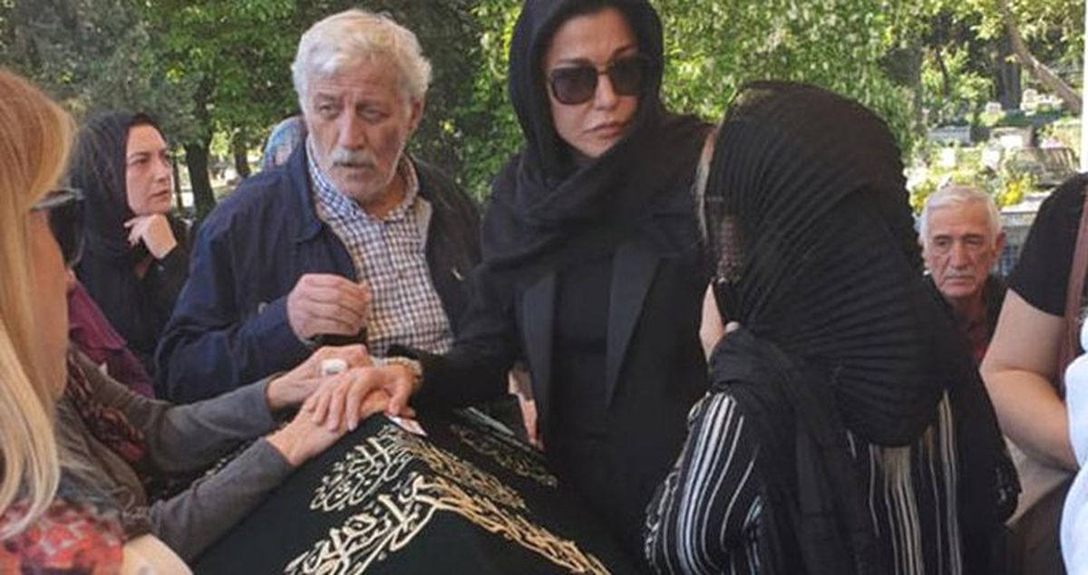 Manken Deniz Akkaya, Annesinin Cenaze Bilgilerini Neden Paylaşmadığını Açıkladı