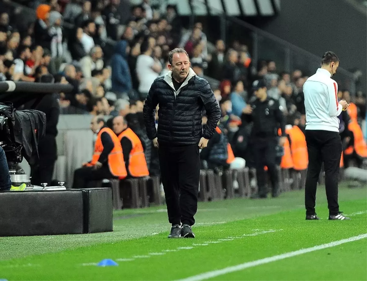Sergen Yalçın Taraftarın Israrıyla Sahaya Geri Döndü