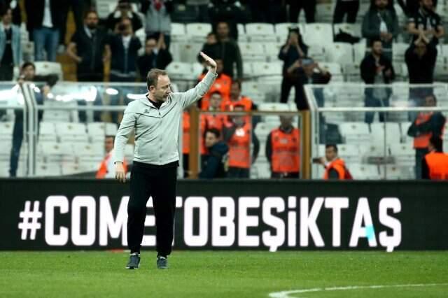 Sergen Yalçın, Taraftarın Israrıyla Sahaya Geri Döndü