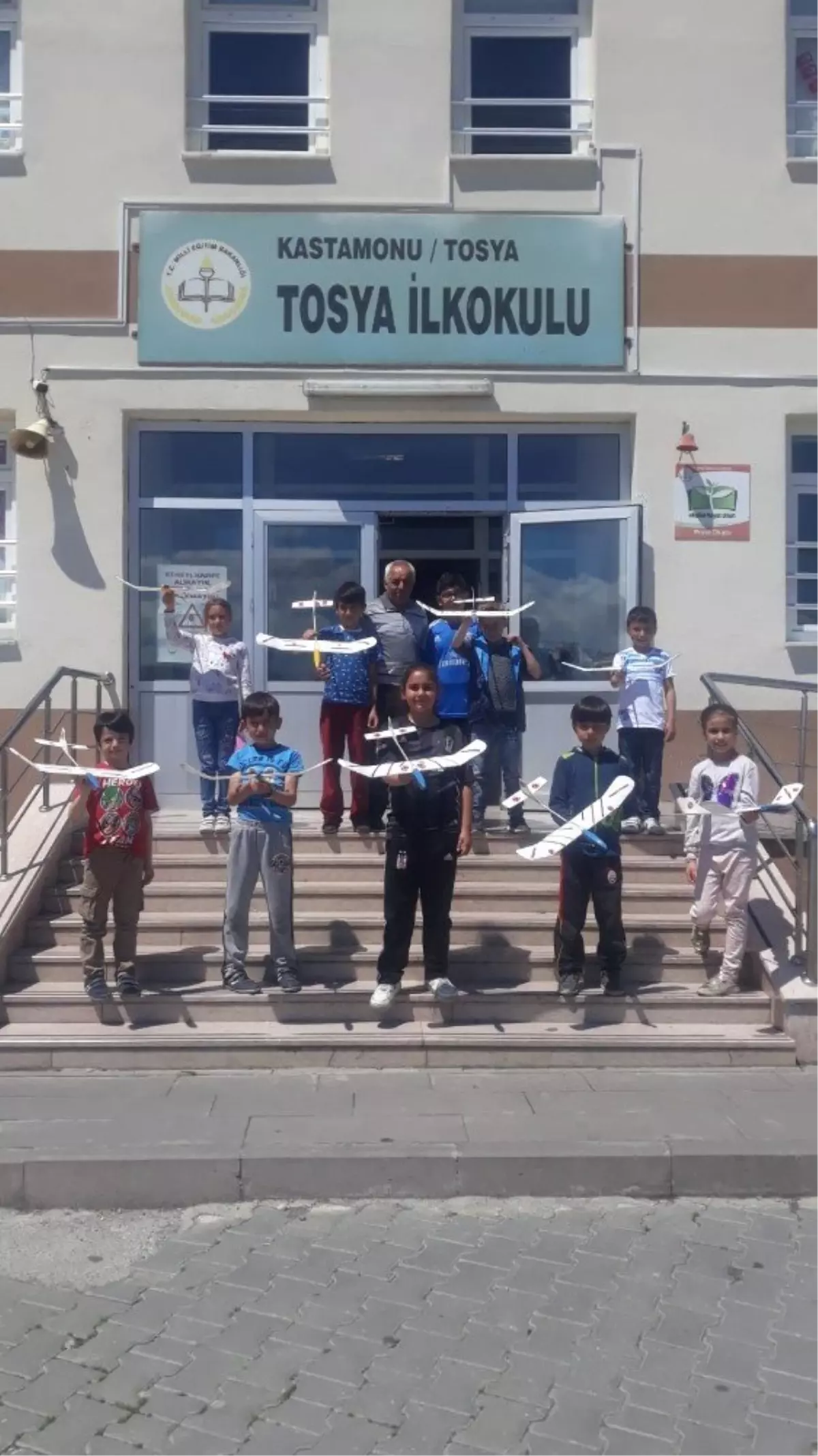 Tosya İlkokulunda Model Uçak Kursu Sertifikaları Verildi