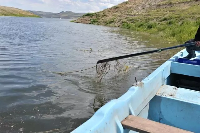 Yamula Barajı'ndan Sahipsiz 2 Bin 600 Metre Misina Ağ Toplandı Yamula Barajı'ndan Sahipsiz 2 Bin 600 Metre Misina Ağ Toplandı