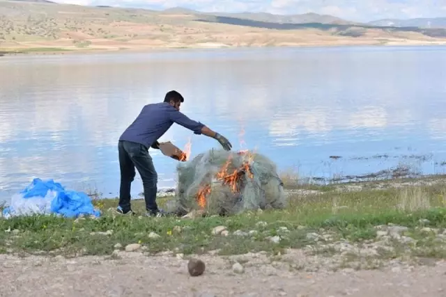 Yamula Barajı'ndan Sahipsiz 2 Bin 600 Metre Misina Ağ Toplandı Yamula Barajı'ndan Sahipsiz 2 Bin 600 Metre Misina Ağ Toplandı