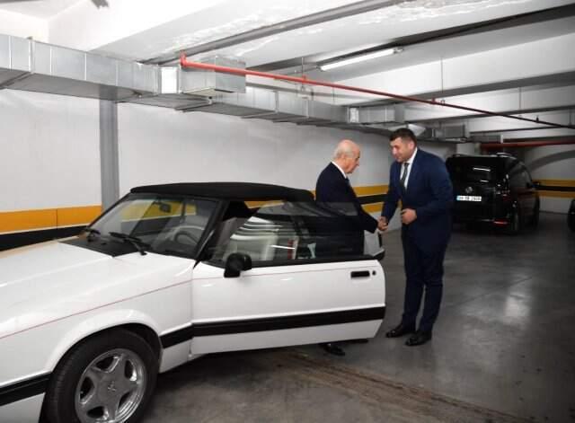 Bahçeli, Gözünden Sakındığı Klasik Otomobilini Hediye Etti