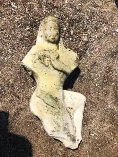 Denizde Yüzerken Kadın Heykeli Buldu Denizde Yüzerken Kadın Heykeli Buldu