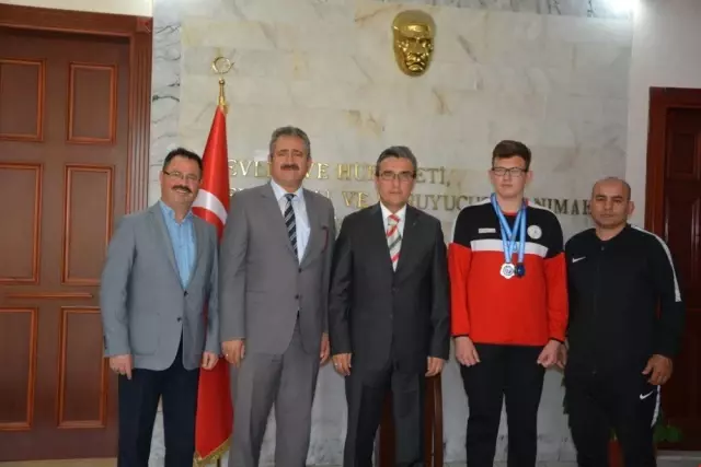 İşitme Engelli Lise Öğrencisi, Kuşadası'nın Gururu Oldu İşitme Engelli Lise Öğrencisi, Kuşadası'nın Gururu Oldu