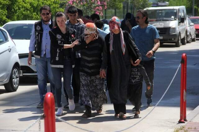Kadının, Vücuduna Sardığı Esrarı Narkotik Köpeği Ortaya Çıkardı