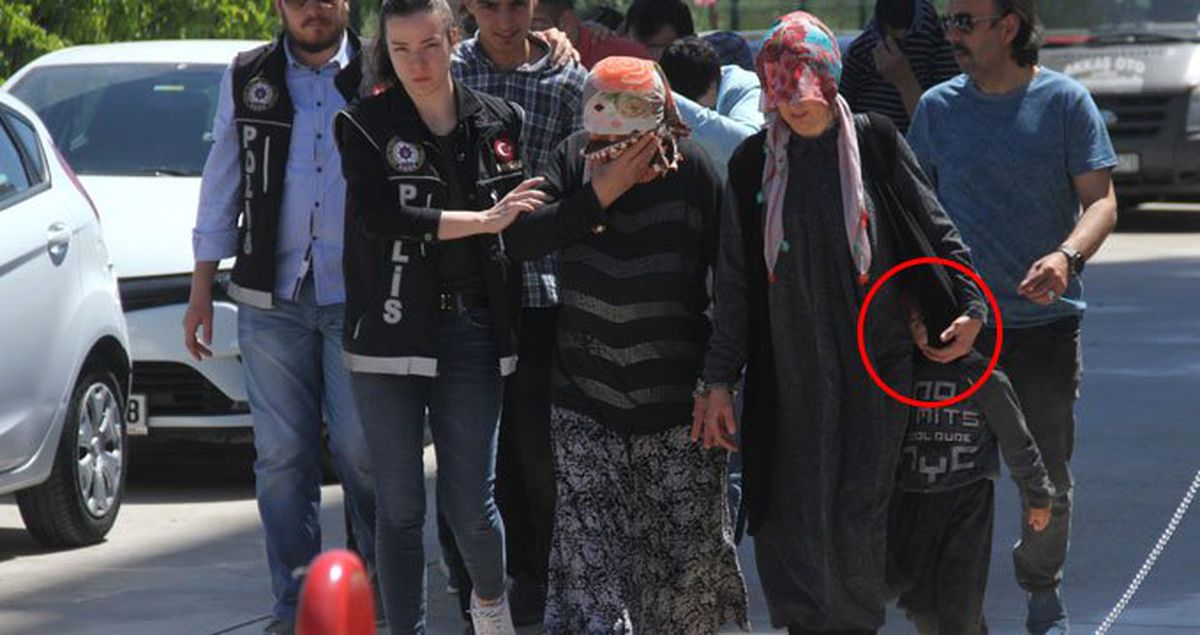 Kadının, Vücuduna Sardığı Esrarı Narkotik Köpeği Ortaya Çıkardı