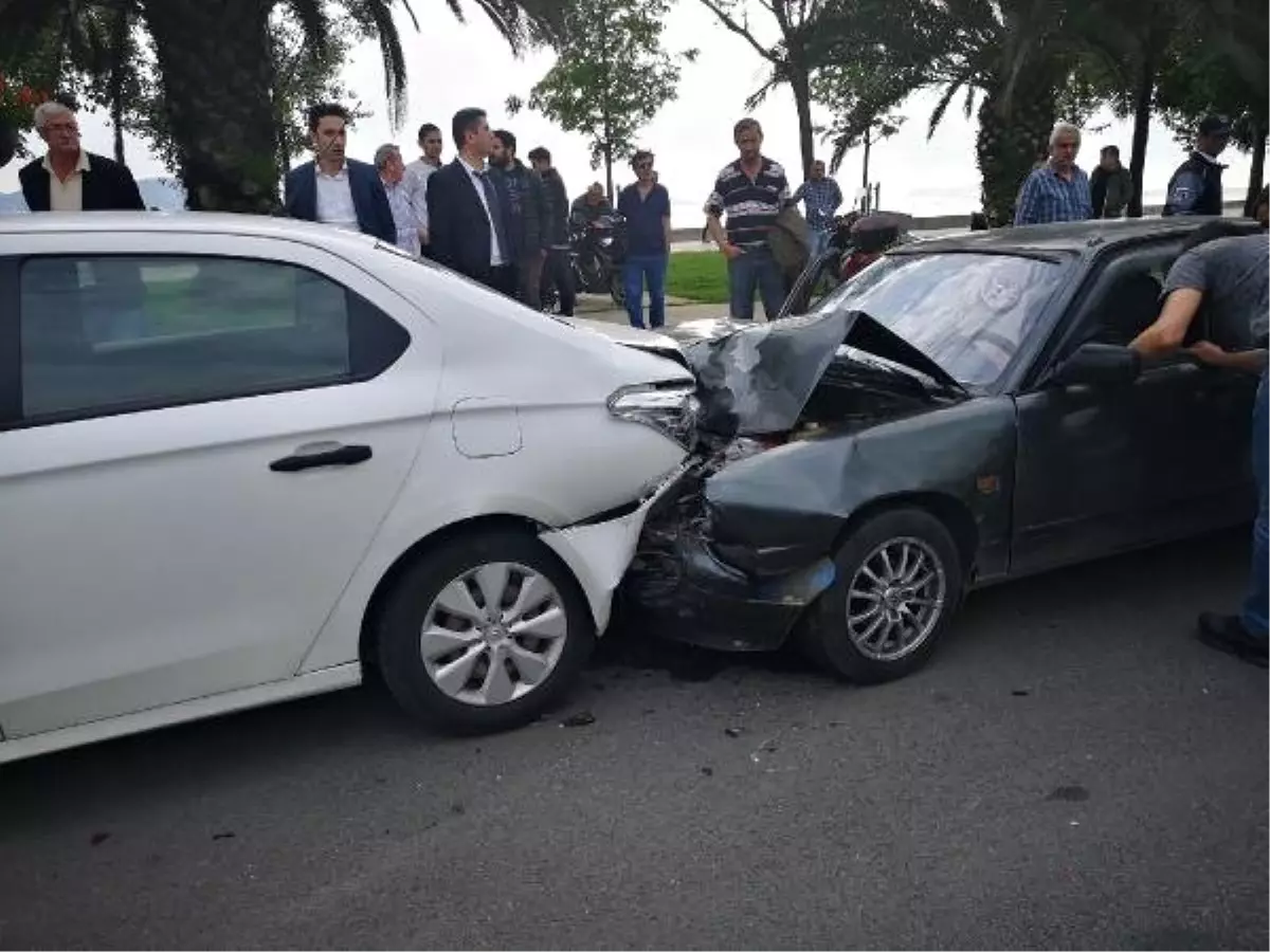 Kartal'da Çarparak Kazaya Neden Olan Sürücü Kaçtı 3 Yaralı