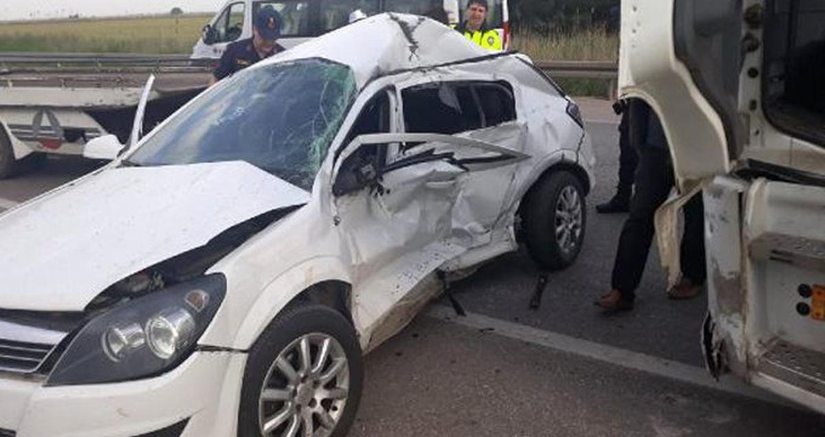 Kırmızı Işıkta Geçen Kamyon, Otomobile Çarptı! 1 Ölü, 1 Yaralı