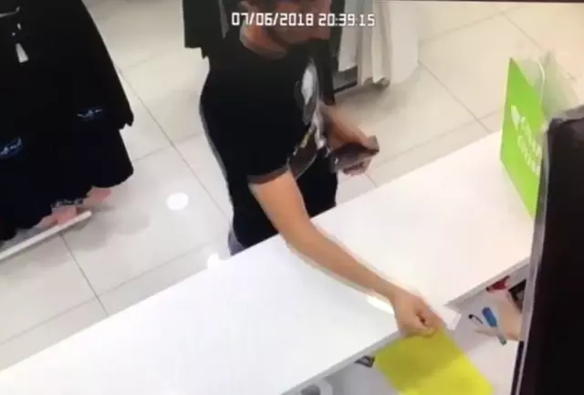 Mağazaya Dadanan Tırnakçı Kadın Çalışanı 100 TL Dolandırdı Mağazaya Dadanan Tırnakçı Kadın Çalışanı 100 TL Dolandırdı
