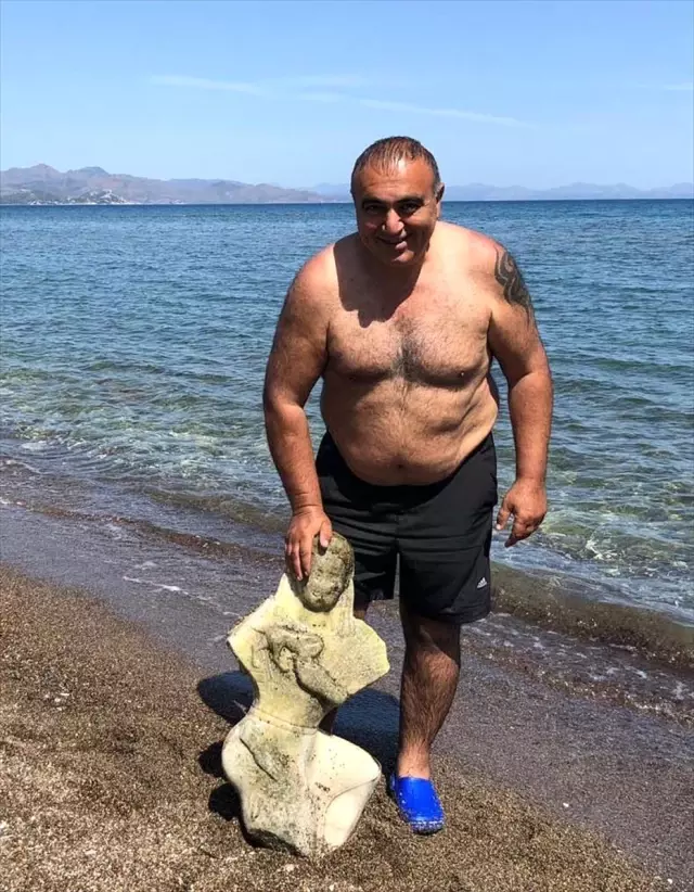 Muğla'da Denizde Kadın Heykeli Bulundu Muğla'da Denizde Kadın Heykeli Bulundu