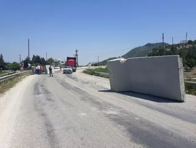 Sınıra Götürülen Duvar Perdeler Karayolunda Devrildi Sınıra Götürülen Duvar Perdeler Karayolunda Devrildi