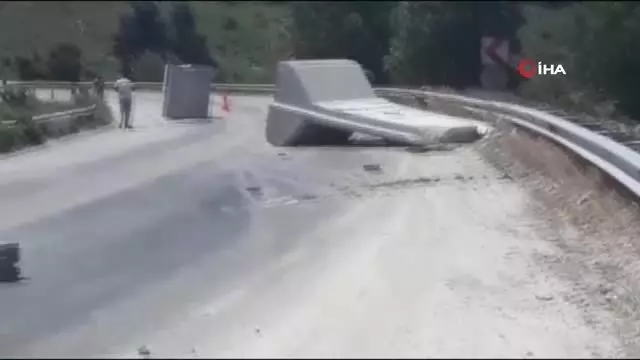 Sınıra Götürülen Duvar Perdeler Karayolunda Devrildi Sınıra Götürülen Duvar Perdeler Karayolunda Devrildi