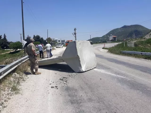Sınıra Götürülen Duvar Perdeler Karayolunda Devrildi