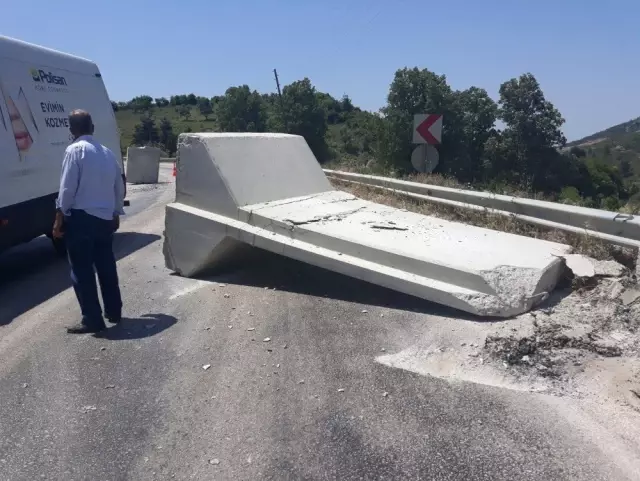 Sınıra Götürülen Duvar Perdeler Karayolunda Devrildi Sınıra Götürülen Duvar Perdeler Karayolunda Devrildi